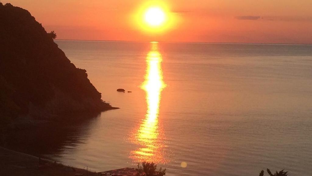 Katevi Luxury Seafront Villa Ierissos Exterior foto